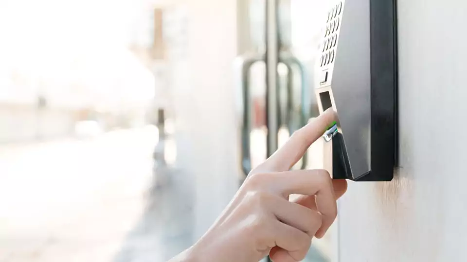 Портал IFSEC и HID провели обзор тенденций в сфере систем контроля доступа на 2022 год. Нехватка цепочек поставок, акцент на устойчивое развитие и изменение рабочей силы для изменения технологий были отмечены HID Global как важные тенденции, которые будут влиять на индустрию контроля доступа и идентификации в 2022 году и в последующий период.