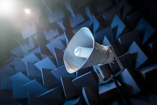 IFSEC Global и Дэвид Нидхэм (Axis Communications) обсуждают цифровые аудиорешения и преимущества сетевого подключения для повышения безопасности и публичного оповещения.